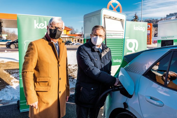 In St. Veit erfolgte für Kärnten der Startschuss für die neue Kelag-Schnelllade-Infrastruktur. Kelag-Vorstandssprecher Manfred Freitag (links) und Bürgermeister Martin Kulmer während der Präsentation. Weitere geplante Anlagen: Autobahn-Raststation „Wörthersee“ und Wolfsberg-Süd.Fotos: Kelag