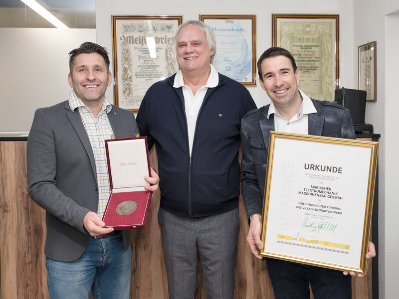 Zum 50-Jahre-Bestandsjubiläum wurde Mariacher mit der Berechtigung zur Führung des Stadtwappens geadelt. Von links Werksleiter Ing. Vjekoslav Mijic sowie die Geschäftsführer Franz Kofler und Andreas Jentsch.