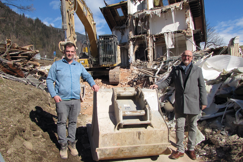 Bürgermeister Klaus Glanznig (rechts) und Bauleiter Emanuel Peinhopf (EAR GmbH) bei einem Lokalaugenschein.Foto: vif