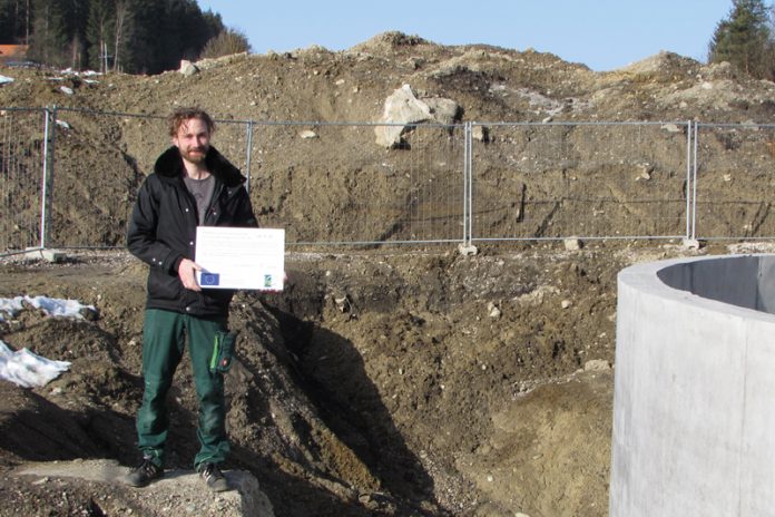 Bio-Landwirt Dipl.-Ing. Stephan Grasser vor Ort in Kantnig. Derzeit noch Baustelle – Ende Mai nimmt die zentrale Kompostieranlage für Velden, Wernberg und Rosegg ihren Betrieb auf.Fotos: Marktgemeinde Velden, vif