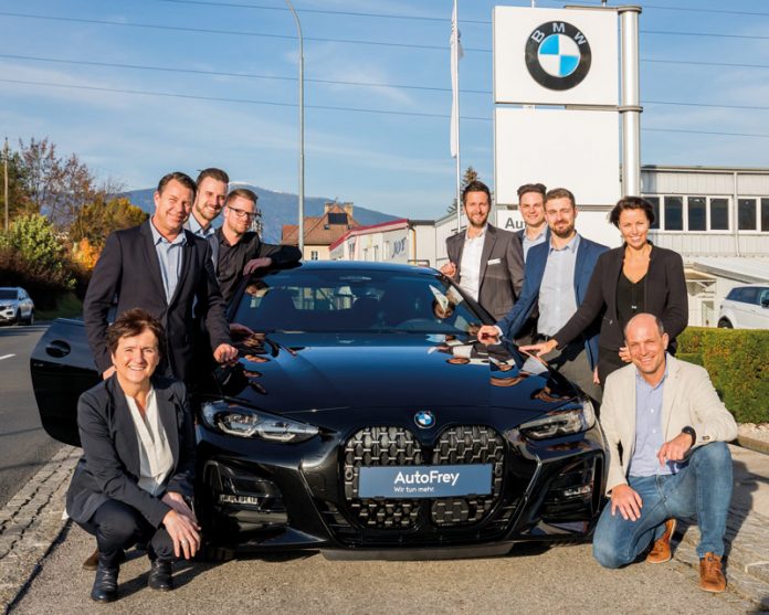 Teamwork unter dem Motto „Wir tun mehr“: Die Villacher AutoFrey-Belegschaft steht für bestes Service und kundenorientierte Dienstleistung. Foto: AutoFrey