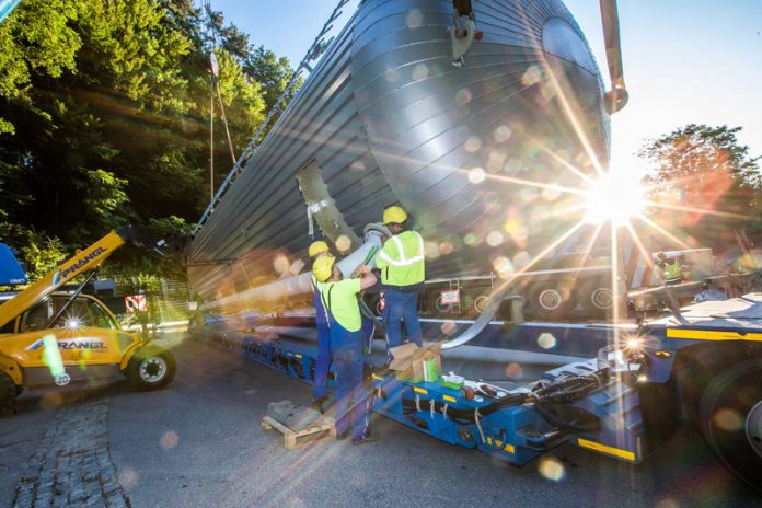 Die drei Stahl-Druckbehälter wurden in Bayern gefertigt und von dort in Sondertransporten über Nacht nach Warmbad angeliefert. Fotos: Gleiss
