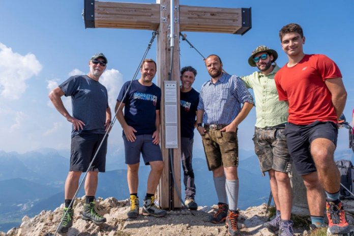 Am Bild von links Arthur Mrsel, Gemeindechef Christian Hecher, Naturpark-Geschäftsführer Mag. Robert Heuberger sowie Harald Schwarz, Marcus Kasper und Lukas Kerth (alle FF Bad Bleiberg). Foto: Arthur Mrsel