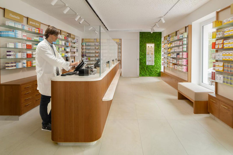 Die neue Lind-Apotheke am neuen Standort in der Genotteallee 12 präsentiert sich modern und höchst kundenfreundlich. Den Kundinnen und Kunden stehen in familiärer Herzlichkeit kompetente und fachkundige Mitarbeiterinnen und Mitarbeiter zur Verfügung. Sie verbinden die altbewährte Kunst der Pharmazie mit fortschrittlichem Know-how und schaffen somit eine Apotheke der Zukunft. Foto: Telesko