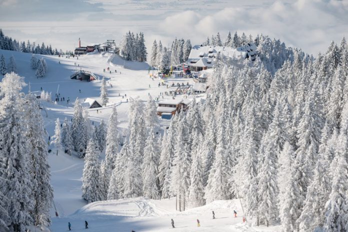 Das Sport- und Freizeitzentrum Krvavec (Gemeinde Cerklje) präsentiert sich als ein Paradies für Naturliebhaber, Schifahrer und Snowboarder und bietet − acht Kilometer vom Flughafen Brnik entfernt − bei einer Höhenlage bis nahezu 2000 Meter 30 bestens präparierte Pistenkilometer.Foto: Gemeinde Cerklje