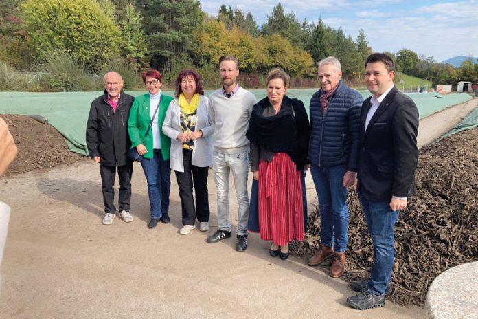 In Kantnig (Wernberg) wird der Grünschnitt dreier Gemeinden zentral kompostiert. Von links Altbürgermeister Franz Zwölbar (Wernberg), Amtsleiterin Mag.a (FH) Gertrude Felsperger (Rosegg), LAG-Managerin Mag.a Irene Primosch, Betreiber Bio-Landwirt Dipl.-Ing. Stephan Grasser, Bürgermeisterin Doris Liposchek (Wernberg), Bürgermeister Ferdinand Vouk (Velden) und Vizebürgermeister Markus Fantur (Velden) während der offiziellen Inbetriebnahme der Kompostanlage.Foto: vif