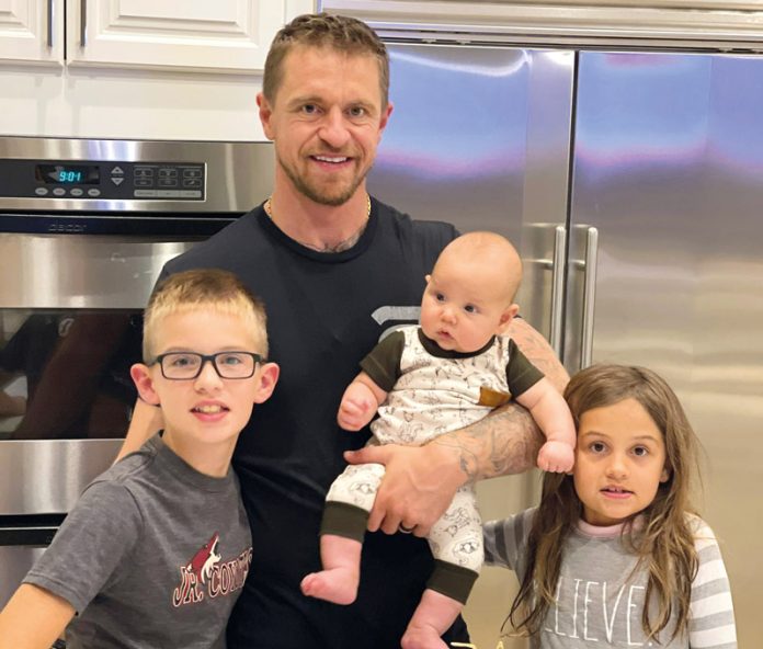 Seine Familie steht im Mittelpunkt. Michael Grabner mit seinen Kindern Aiden, Olivia und Benjamin Michael.Foto: Privat