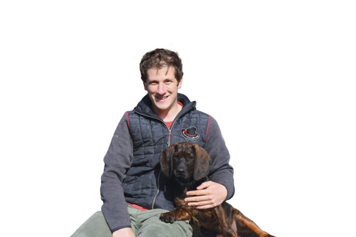 „Es sind nicht nur Schutzwälder einem enormen Rodungsdruck ausgesetzt.“ Bezirksforstinspektor und Weidmann DDipl.-Ing. Dr. Thomas Holzfeind mit „Mailo“, einem Hannoverschen Schweißhund.Foto: Privat