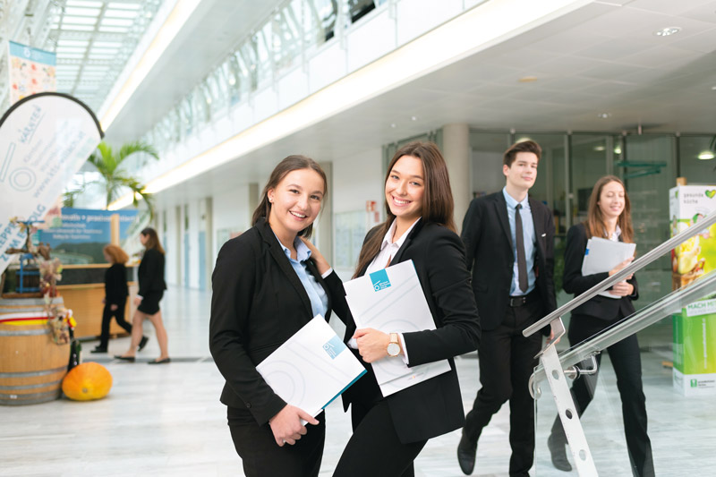 Die kompakte und chancenreiche Ausbildung öffnet den KTS-Absolventen die Tore zur weltweit größten Branche. Foto: KTS/Julian Pirker