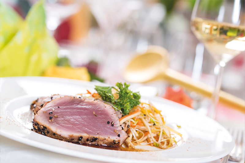 Thunfischfilet im Sesammantel auf Sprossensalat … - Villach im Fokus
