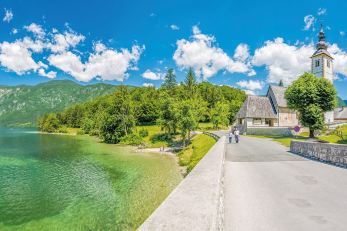 Wocheiner See/Bohinjsko jezero: Über Sloweniens größtem natürlichem und nahezu unverbautem See erheben sich majestätisch unberührte Almen und mächtige Gipfel.Foto: Adobe Stock
