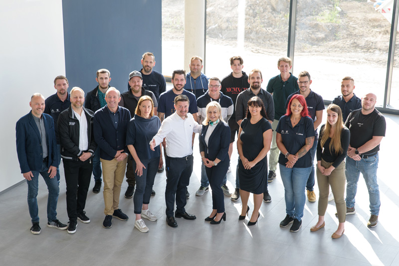 In Bildmitte die Firmenchefs Nuna und Maidin Halilovic: Auto Süd Villach baut auf ein engagiertes, kompetentes und hochmotiviertes Team an Mitarbeiterinnen und Mitarbeiter. Fotos: Adrian Hipp