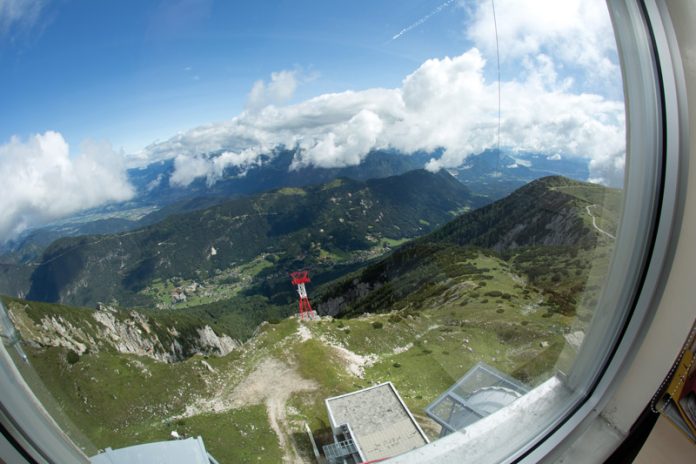 Der 167 Meter hohe rot-weiß gestreifte Sendemast wurde zu einem Wahrzeichen des Dobratsch. Hier ein Blick vom 12. Stock ins Bad Bleiberger Hochtal hinunter.Fotos: KK/Robert Heuberger