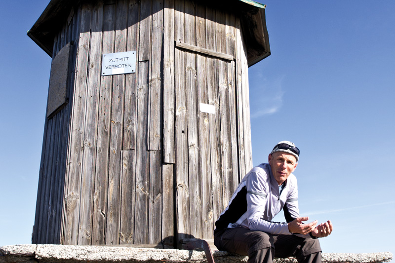 Robert Jonach ist seit 1992 als Wetterbeobachter auf dem Dobratsch stationiert. Die Einsamkeit auf dem Berg macht ihm nichts aus, er packt immer viel Lesestoff ein. 