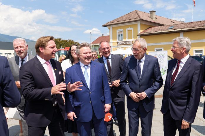 71. Städtetag – Villach im Blickpunkt Österreichs: Von links Bürgermeister Günther Albel, Vizebürgermeisterin Sara Katholnig (hinten), Städtebund-Präsident Bürgermeister Michael Ludwig, Innenminister Gerhard Karner, Bundespräsident Alexander van der Bellen und LH Peter Kaiser.Foto: Städtebund