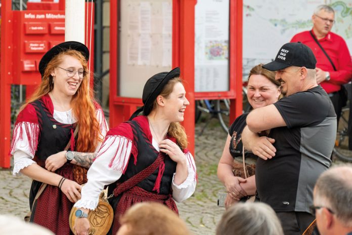 Die Marketenderinnen der Marktmusik Treffen, Marisa Kalin (links) und Lisa-Maria Guggenberger, in herzlicher Begegnung mit Öhringerinnen und Öhringern.