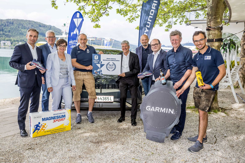 Während der Präsentation von „Kärnten Läuft“: Von links Peter Gauper (Vorstandssprecher Raiffeisen), Thomas Spann (GF Kleine Zeitung), Beate Prettner (Gesundheitslandesrätin), Michael Kummerer (OK-Chef „Kärnten Läuft“), LH Peter Kaiser, Christian Kresse (GF Kärnten Werbung), Roland Punzengruber (GF Hyundai Österreich) , Arno Arthofer (Landessportdirektor) und Raphael Gatti („Kärnten Läuft“) Fotos: Heli Weichselbraun