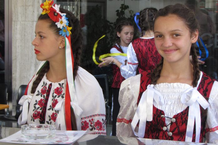 Die „Singenden Herzen“ aus der Ukraine werden das Kirchtagspublikum mit schönen Liedern und auch mit ihrer traditionellen, auffälligen Tracht entzücken. Foto: vif