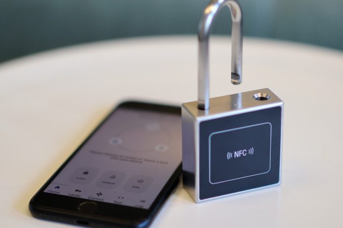 Über eine Nahfeldkommunikation (NFC) werden Schlösser übers Mobiltelefon verlässlich und sicher geöffnet. Foto: Infineon