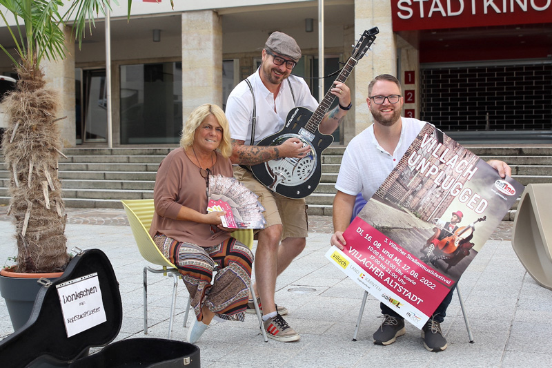 Freuen sich auf „Villach unplugged“: Vizebürgermeisterin Mag.a Gerda Sandriesser, Reini Winkler von KopfStanPfloster und Organisator Marc Germeshausen. Foto: GEMMA