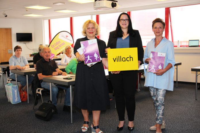 „fit4internet“: Bildungsreferentin Vizebürgermeisterin Sarah Katholnig (Mitte) mit VHS-Geschäftsführerin Beate Gfrerer und Felicitas Wachschütz (VHS-Marketing). Foto: Stadt Villach/Kompan