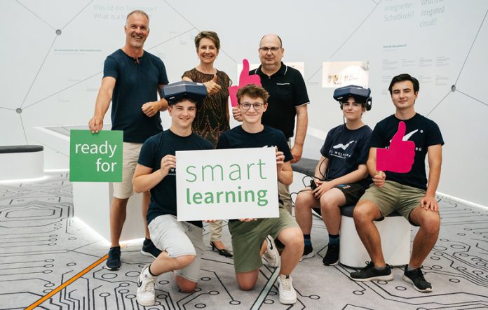 Smart World – Smart Learning: Von links Harald Weilguni (HTL-Professor), Sabine Herlitschka (CEO Infineon), Johann Millonig (HTL-Abteilungsvorstand Wolfsberg) sowie die HTL-Schülerin und die -Schüler (von links) Jacob Müller, Kristof Pachatz, Leonie Scharf und Granig Fabian. Foto: Infineon