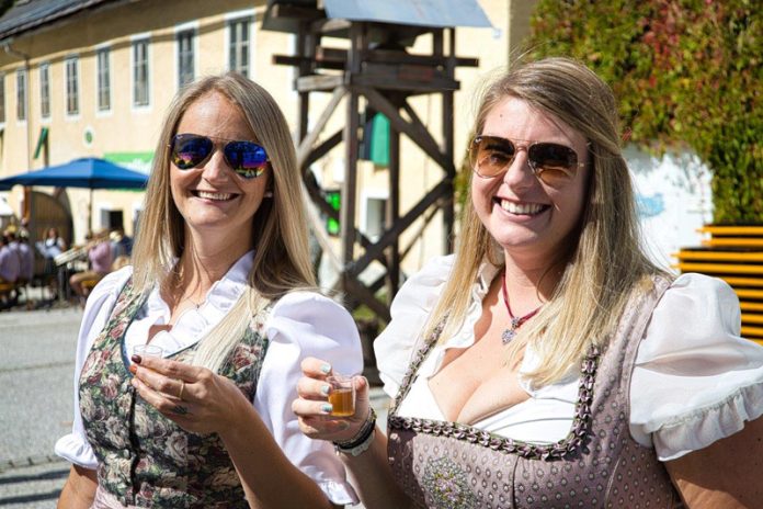 Beste Stimmung beim „Bergmandlfest“ auf dem Perschaplatz in Bad Bleiberg. Es wurden interessante Einblicke in vielerlei Traditionen geboten. Fotos: Herbert Preiml