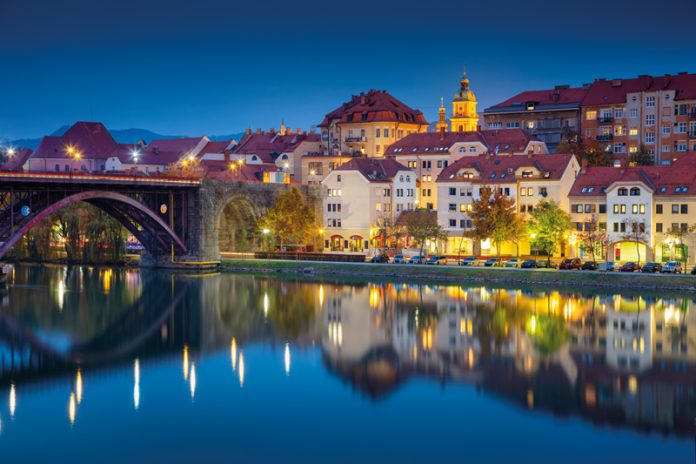 Maribor (Marburg): Ein absoluter Blickfang sind die vielen schönen Häuserfassaden der Altstadt. Die reiche Geschichte der Drau-Metropole spiegelt sich auch im Fluss wieder. Foto: Adobe Stock