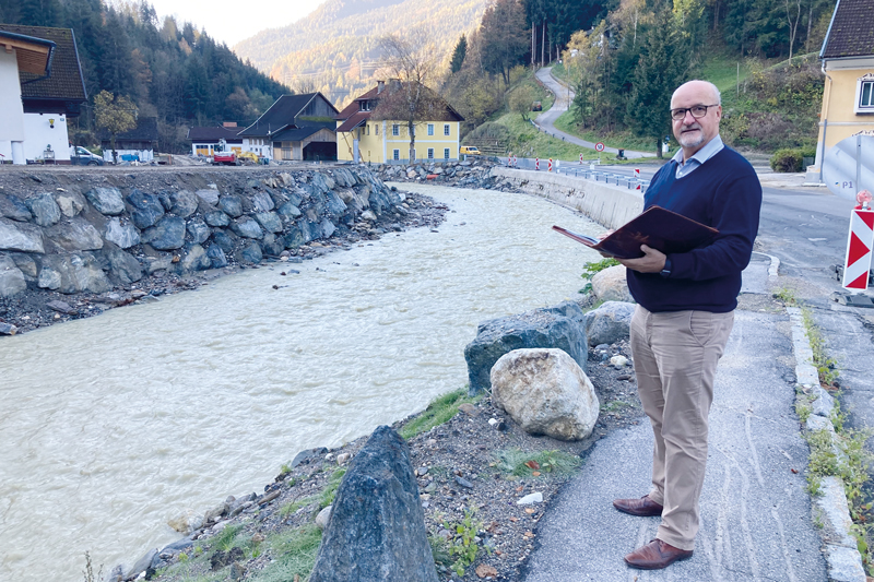 Die Instandsetzungs- und Sicherungsmaßnahmen am Treffner-Afritz-Bach befinden sich in diesem Abschnitt in der Finalisierungsphase. Am Bild Bürgermeister Klaus Glanznig bei einem Lokalaugenschein.Fotos: vif