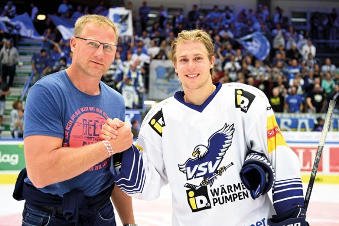 Ex-VSV-Spieler Günther Lanzinger gratuliert seinem Sohn Benjamin Lanzinger. Foto: Pesentheiner