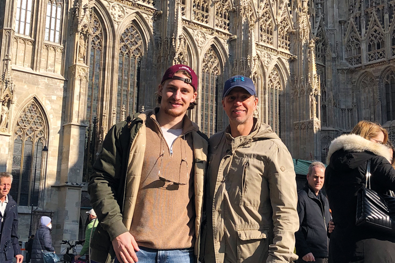 Wolfgang Kromp auf Besuch in Wien bei seinem Sohn Christof, der bei den Vienna Capitals spielt
Foto:  kk/privat