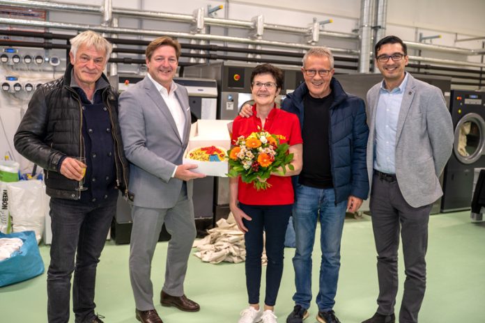 Während der Eröffnung: Von links Helmut Hraschan (Mitgesellschafter Textilreinigung GmbH), Bürgermeister Günther Albel, Geschäftsführerin Marion Jost-Pirker, Johann Pirker und Christian Ardelean (ACS-Technik). Foto: Stadt Villach/Augstein