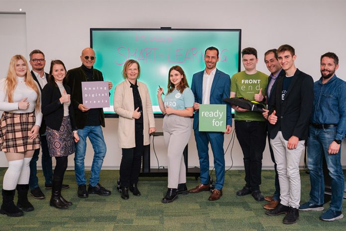 Freude in der HTL Villach über ein weiteres Smartboard: Von links Tiffany Moser (4AHITM IT-Medientechnik), Adolf Türk (Director Application Delivery and Licences, Infineon Klagenfurt), Daniela Maritschnig (Talent Marketing/Smart Learning Kooperation Villach, Ferlach, Linz), HTL-Direktor Peter Kusstatscher, Christiana Zenkl (Leitung HR-Infineon Austria), Panna Kunos (4AHITS IT-Cyber Security), Christian Lauer (HTL Buddy, Director Service Desk, Infineon Klagenfurt), Erik Simcic (4AHITS IT-Cyber Security), HTL-Abteilungsvorstand Martin Santner (Cyber Security/ Medientechnik), Julian Haas (4AHITM IT-Medientechnik) und Reiner Rabensteiner (HTL-Studienkoordinator für Cyber Security) während der offiziellen Übergabe. Foto: Infineon