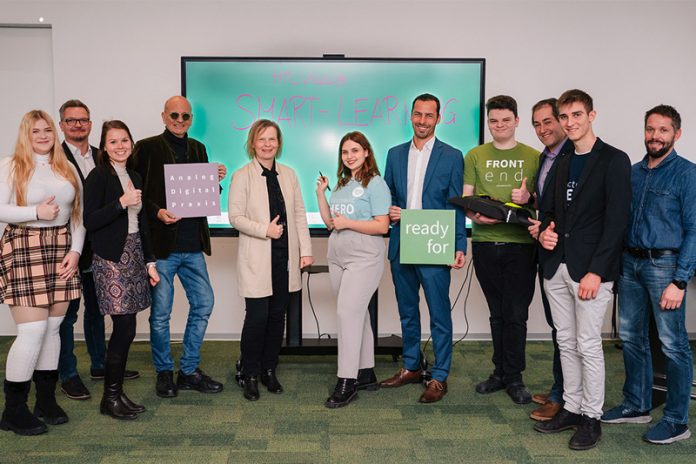 Freude in der HTL Villach über ein weiteres Smartboard: Von links Tiffany Moser (4AHITM IT-Medientechnik), Adolf Türk (Director Application Delivery and Licences, Infineon Klagenfurt), Daniela Maritschnig (Talent Marketing/Smart Learning Kooperation Villach, Ferlach, Linz), HTL-Direktor Peter Kusstatscher, Christiana Zenkl (Leitung HR-Infineon Austria), Panna Kunos (4AHITS IT-Cyber Security), Christian Lauer (HTL Buddy, Director Service Desk, Infineon Klagenfurt), Erik Simcic (4AHITS IT-Cyber Security), HTL-Abteilungsvorstand Martin Santner (Cyber Security/ Medientechnik), Julian Haas (4AHITM IT-Medientechnik) und Reiner Rabensteiner (HTL-Studienkoordinator für Cyber Security) während der offiziellen Übergabe. Foto: Infineon