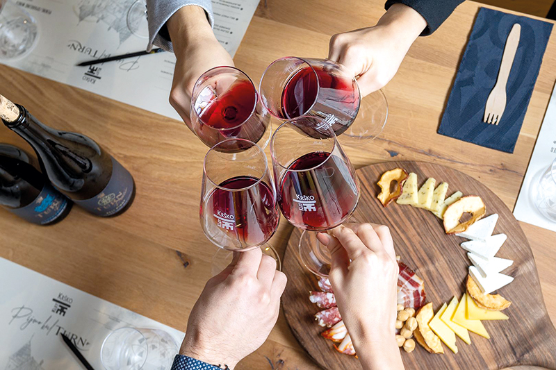 Im Weinkeller und der Vinothek „TURN“ verweben sich gastronomische Erlebnisse, Verkostung und Genuss. Foto: Jani Pavlin
