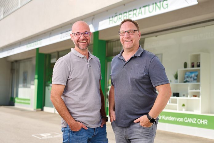 Die regionalen Hörakustiker in Villach, Alexander Herzog (links) & Andreas Guggenbichler (rechts), beraten Sie kompetent bei einer Hörminderung und nehmen sich ausreichend Zeit für Sie.