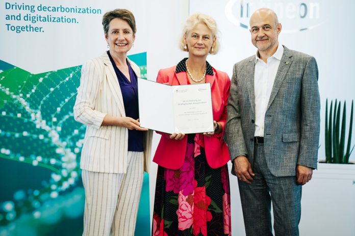 Kooperation ausgebaut: Von Sabine Herlitschka, Vorstandsvorsitzende der Infineon Technologies Austria AG, Veronika Sexl, Rektorin der Universität Innsbruck und Gregor Weihs, Vizerektor für Forschung an der Universität Innsbruck. Foto: Infineon