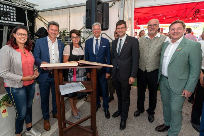 „Treffen-sagt-Danke-Fest“ mit rund 1200 Gästen. Am Bild von links LR.in Sara Schaar, LR Daniel Fellner, LR.in Beate Prettner, LH Peter Kaiser, LHStv. Martin Gruber, Bürgermeister Klaus Glanznig und Villachs Bürgermeister Günther Albel. Fotos: LPD