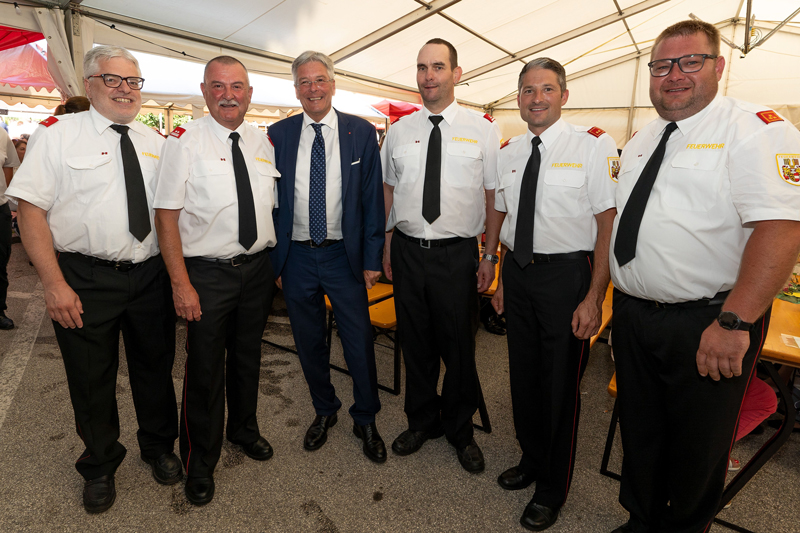 LH Peter Kaiser mit Einsatzkräften der freiwilligen Feuerwehren beim Danke-Fest in Treffen.