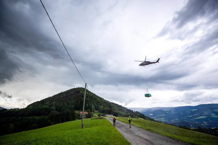 Ein S-70 „Black Hawk“-Hubschrauber des Bundesheeres fliegt für die Kärntner Elektrizitäts-Aktiengesellschaft (Kelag) Aggregate und Strommasten in abgelegene Ortschaften. Fotos: Bundesheer