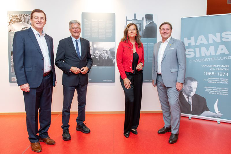 Während der Ausstellungseröffnung: AK-Präsident Günther Goach, Landeshauptmann Peter Kaiser, Enkelin Stadträtin Ulli Sima und Bürgermeister Günther Albel (von links).