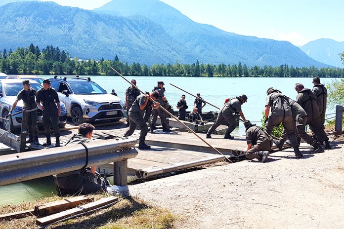 Die in Villach stationierten Pioniere errichteten bei Neuhaus eine Behelfsbrücke. Über etliche Tage hinweg wurde von unseren Soldatinnen und Soldaten ein Fährbetrieb über die Drau aufrechterhalten. Fotos: Bundesheer/Christian Debelak