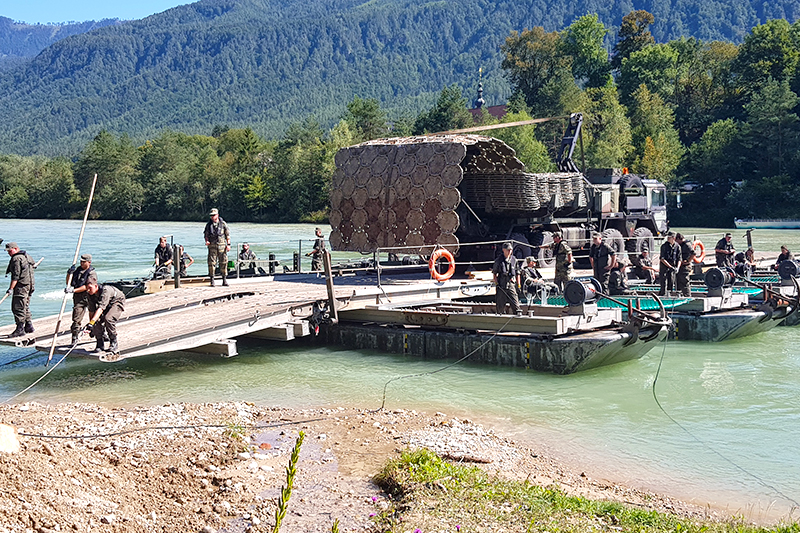 Die in Villach stationierten Pioniere errichteten bei Neuhaus eine Behelfsbrücke. Über etliche Tage hinweg wurde von unseren Soldatinnen und Soldaten ein Fährbetrieb über die Drau aufrechterhalten. Fotos: Bundesheer/Christian Debelak