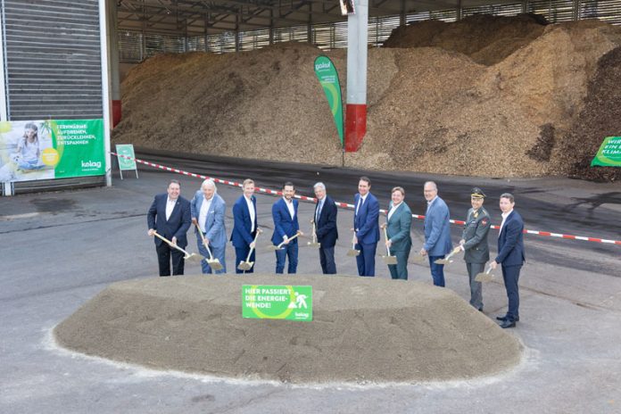 Während des feierlichen Spatenstichs beim Biomasse-Heizwerk in Villach-St. Agathen: Von links Stadtrat Erwin Baumann, GF Adolf Melcher, Vorstand Danny Güthlein, LR Sebastian Schuschnig, LH Peter Kaiser, Vorstand Reinhard Draxler, Bürgermeister Günther Albel, Werner Plasounig (Wirtschaftskammer), Kärntens Militärkommandant Philipp Eder und GF Michael Wagner. Fotos: Kelag