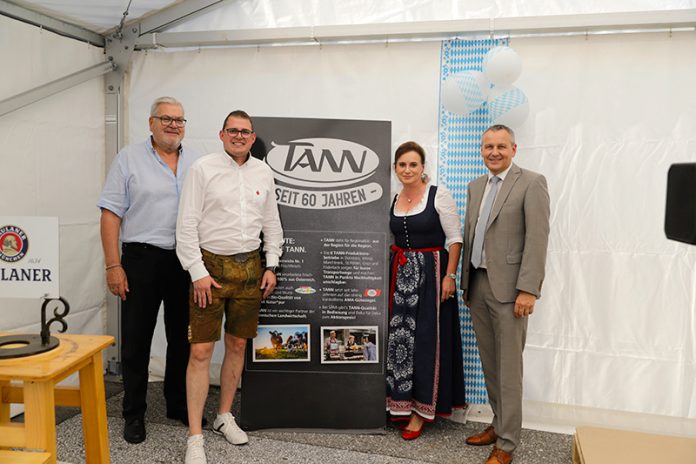 Am TANN-Fest in Föderlach von links: Stefan Wolf (Betriebsleiter im Ruhestand), Betriebsleiter René Standmann, Bürgermeisterin Doris Liposchek und Paul Bacher, SPAR-Geschäftsführer für Kärnten und Osttirol. Foto: TANN