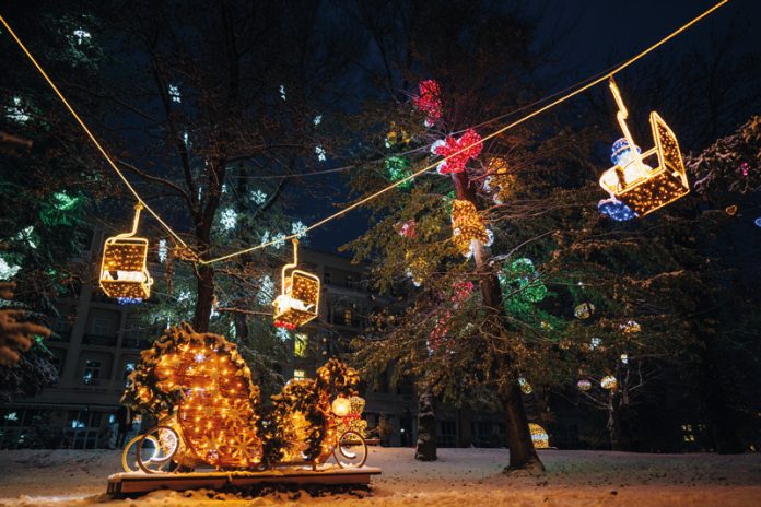 Strahlende Kinderaugen, tolle Fotomotive – auch dem „Winter Wunder Wald“ im Park des früheren Parkhotels haucht das ETK-Team stimmungsvolles Weihnachtslicht ein.Foto: ETK
