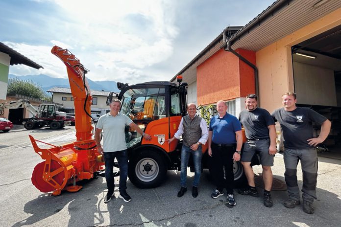 Für den Winter gut gerüstet – eine Viertelmillion für die Schulwegsicherheit. Am Bild von links Ing. Alexander Linder, Bürgermeister Christian Poglitsch, Martin Maier (Esch-Technik), Michael Moschitz und Markus Lepuschitz während des Übernahme des modernen Schneeräumgerätes.Fotos: Marktgemeinde Finkenstein