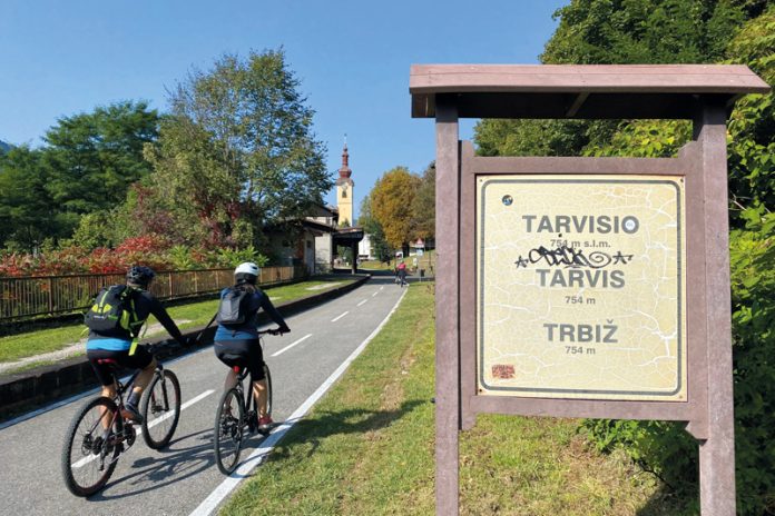 Der Radweg führt in Top-Qualität auf der alten Bahntrasse und der „Ciclovia Alpe Adria“ direkt durch Tarvis/Tarvisio/Trbiž und das Kanaltal nach Grado an die Adria hinunter.