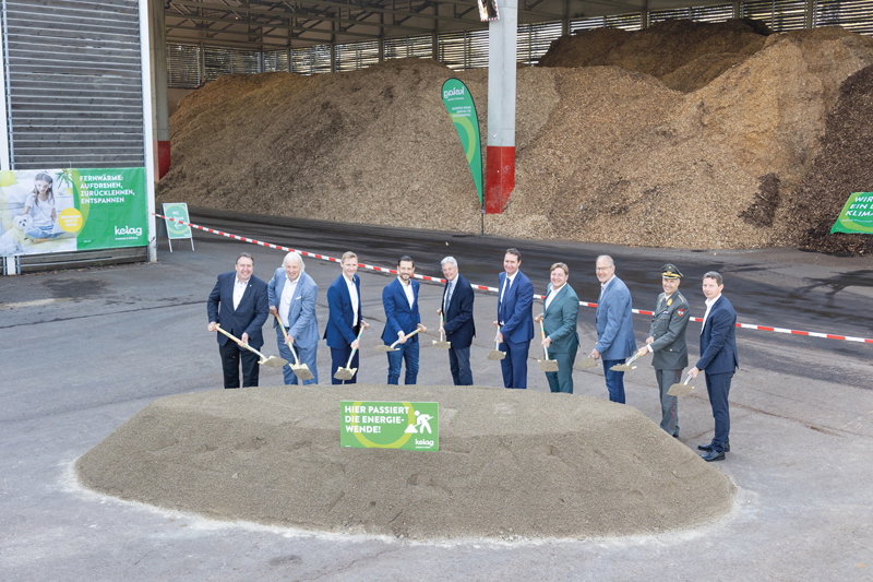 Spatenstich für den dritten Biomasseheizkessel in St. Agathen: Von links Stadtrat Erwin Baumann, GF Adolf Melcher, Kelag-Vorstand Danny Güthlein, LR Sebastian Schuschnig, LH Peter Kaiser, Kelag-Vorstand Reinhard Draxler, Bürgermeister Günther Albel, Werner Plasounig (WK), Militärkommandant Philipp Eder und GF Michael Wagner.