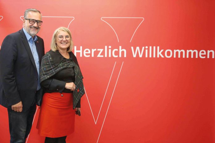 Claus Mitterböck, Vertriebsleiter Ost, und Standortleiterin Jutta Mika hatten zur Hausmesse in die Gourmet-Hallen der Firma Wedl eingeladen (Villach, Karawankenweg 22).Foto: Wedl